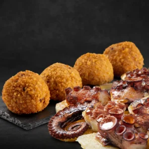 Croqueta de pulpo con pimentón de la Vera