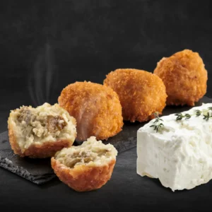 Croqueta de queso de cabra con cebolla caramelizada
